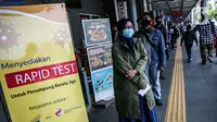 Calon penumpang mengantre untuk rapid test sebelum menggunakan KA jarak jauh di Stasiun Pasar Senen, Jakarta, Senin (27/7/2020).  PT KAI (Persero) mewajibkan penumpang untuk melakukan rapid test terlebih dahulu untuk menggunakan KA jarak jauh dengan tarif 85 ribu. (Liputan6.com/Faizal Fanani)