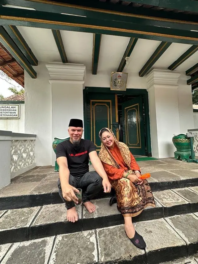 6 Potret Dewa 19 Ziarah ke Makam Presiden RI Kedua, Disambut Titiek Soeharto