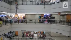 Sejumlah kios masih terlihat banyak yang tutup di ITC Cempaka Mas, Jakarta, Rabu (4/8/2021). Pengelola ITC Cempaka Mas mengungkapkan meski telah dibuka sejak Selasa (3/8) kemarin, pusat grosir ini terpantau sepi akibat banyak toko masih tutup. (merdeka.com/Iqbal S Nugroho)