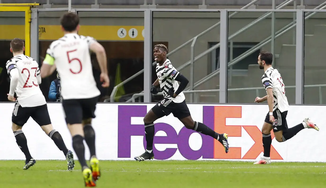 Pemain Manchester United Paul Pogba melakukan selebrasi usai mencetak gol ke gawang AC Milan pada pertandingan leg kedua babak 16 besar Liga Europa di Stadion San Siro, Milan, Italia, Kamis (18/3/2021). Manchester United  menang 1-0. (AP Photo/Antonio Calanni)