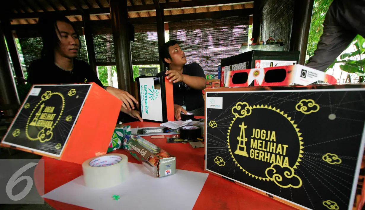 Sejumlah mahasiswa dari komunitas penjelajah langit sedang membuat peralatan kotak lubang jarum yang akan di gunakan untuk mengamati gerhana matahari di taman Pintar Yogyakarta, (2/3). (Liputan6.com/Boy Harjanto)
