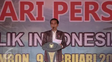 Presiden Joko Widodo (Jokowi) memberikan sambutan pada acara puncak Hari Pers Nasional (HPN) 2017 di Ambon, Maluku, Kamis (9/2). Pada acara puncak HPN ini ditandai dengan pemukulan tifa oleh Presiden Jokowi. (Liputan6.com/Faizal Fanani)