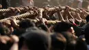 Sejumlah umat Hindu Nepal bahu membahu menarik kereta kayu dewa Bhairava saat festival Bisket Jatra di Bhaktapur, Nepal (10/4). Festival ini diadakan untuk menandai Tahun Baru Nepal. (AP Photo/Niranjan Shrestha)