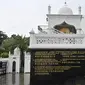 Terjemahan Surat Al-Fatihah terlihat dalam bahasa Inggris, Bahasa Indonesia dan aksara China di dinding menuju masjid Ramlie Musofa yang kosong selama bulan suci Ramadan karena pandemi virus coronavirus COVID-19 di Jakarta (4/5/2020). (AFP/Adek Berry)