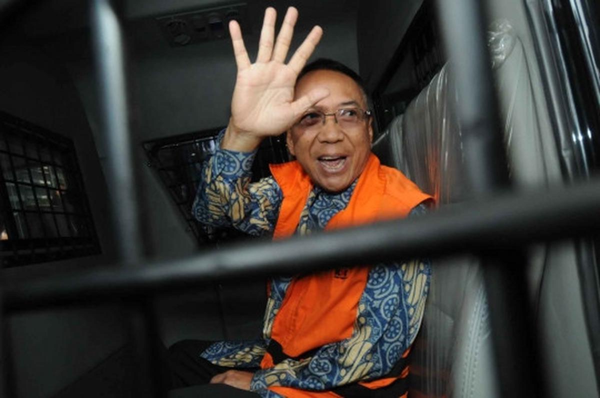 Keluar dari KPK, Jero Wacik tebar senyuman usai diperiksa