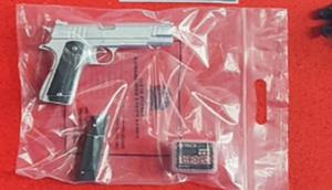 Barang bukti airsoft gun milik WNA Belanda yang digunakan untuk mengancam pegawai restoran. (Liputan6.com/ Achmad Sudarno)