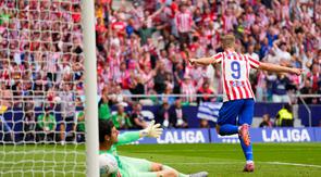 Alexander Sorloth, penyerang Atletico Madrid, merayakan gol keduanya ke gawang Real Madrid yang dijaga Thibaut Courtois dalam laga La Liga di Stadion Metropolitano - AP Photo/Manu Fernandez