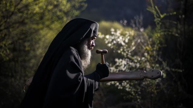 Melihat Prosesi Kristen Ortodoks Bulgaria di Hari Kedua Paskah