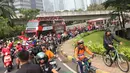 Bus yang ditumpangi Timnas Indonesia U-22 melewati Jembatan Semanggi saat pawai kontingen Indonesia untuk SEA Games 2023 yang bertajuk Kira87uara yang berlangsung di Jakarta, Jumat (19/05/2023). (Bola.com/Bagaskara Lazuardi)