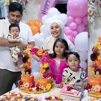 Pasangan selebriti Ryana Dea baru saja menggelar perayaan ulang tahun putrinya. Momen tersebut juga sekaligus perayaan ulang tahun Ryana yang ke-34. Berikut beberapa potretnya. [Instagram/avatarryana_dea]