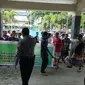 Ratusan nelayan menganggap meja dan kursi beton di Pantai Senggigi menyengsarakan hidup mereka. (Liputan6.com/Hans Bahanan)