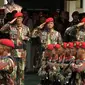 Danjen Kopassus, Mayjen TNI Doni Monardo (kiri), Mayjen TNI Agus Sutomo (kanan) bersama KSAD Jenderal Gatot Nurmantyo memberi hormat pada defile pasukan usai serah terima jabatan di Markas Kopassus, Jaktim, (24/10). (Liputan6.com/Helmi Fithriansyah) 