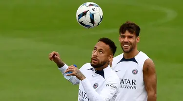 Penyerang Paris Saint-Germain (PSG) Neymar mengontrol bola, di depan Juan Bernat selama sesi latihan jelang melawan Monaco, di Saint-Germain-en-Laye, barat Paris pada 26 Agustus 2022. Laga PSG vs AS Monaco di lanjutan Ligue 1 Prancis akan berlangsung pada 29 Agustus 2022 dinihari WIB. (FRANCK FIFE / AFP)