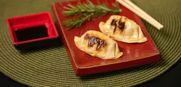 Gyoza dikenal dengan kulitnya yang tipis, bagian bawah yang renyah keemasan, serta isian yang lembut dan juicy. (Foto/dok: Pexels/Lucio Panerai)