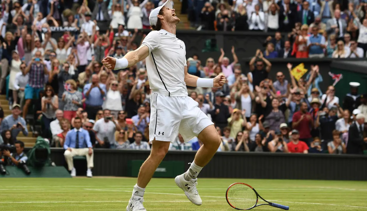 Ekspresi Andy Murray saat mengalahkan petenis Kanada, Milos Raonic pada tunggal putra Wimbledon Championships 2016 di The All England Lawn Tennis Club,  Wimbledon, London, (10/7/2016). (AFP/Glyn Kirk)
