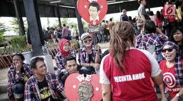 Pendukung setia Basuki Tjahaja Purnama (BTP) atau Ahok, Ahokers berkumpul di RTH Kalijodo, Jakarta, Kamis (24/1). Mereka memberi dukungan moril kepada Ahok yang resmi bebas. (Liputan6.com/Faizal Fanani)