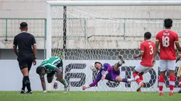 Kiper Bekasi City, Harlan Suardi (dua kiri) gagal menghalau serangan pemain Deltras FC, Rosalvo Junior (kiri), yang membuahkan gol dalam pertandingan perdana Grup Y 12 Besar Pegadaian Liga 2 2023/2024 yang berlangsung di Stadion Singaperbangsa, Karawang, Minggu (7/1/2023). (Bola.com/Bagaskara Lazuardi)