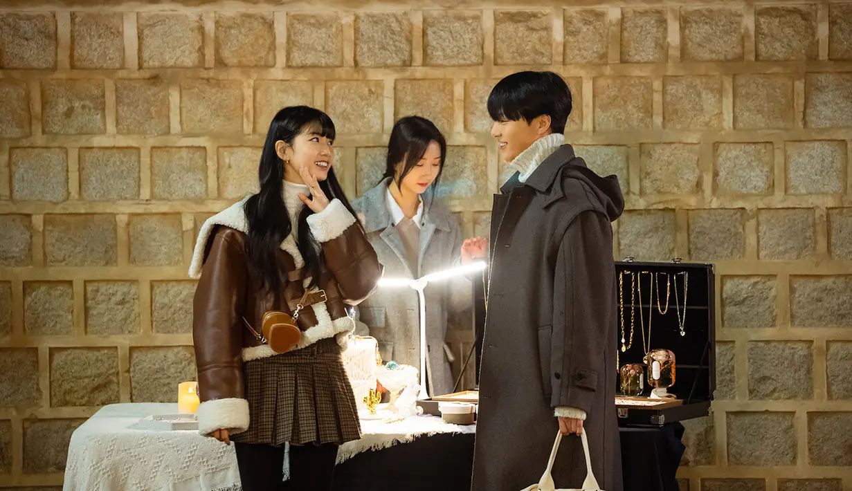 Akhirnya, dia mengejutkannya dengan undangan untuk makan bersama, menyebabkan dunia mereka mulai saling terkait. (Foto: Netflix)