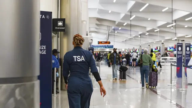 Berbagai Bandara di AS Dilanda Antrean Panjang Penumpang, Donald Trump Ancam Kerahkan Agen ICE