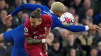 Pemain Liverpool, Kostas Tsimikas berduel dengan pemain Chelsea, Reece James pada laga tunda pekan ke-8 Liga Inggris 2022/2023 di Stamford Bridge, Rabu (5/4/2023). (AP/Frank Augstein)
