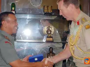 Citizen6, Bandung: Kolonel Andrew Mayfield dalam kunjungannya ke Kodam III/Siliwangi didampingi oleh Asistennya Woct Stephen Wurst. (Pengirim: Pendam3)