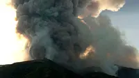 Asap mengepul dari gunung berapi di pulau Italia Stromboli, Rabu, 3 Juli 2019. (ANSA Via AP)