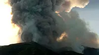 Gunung Stromboli Italia Meletus Tewaskan 1 Pendaki, Selimuti Pulau dengan Abu