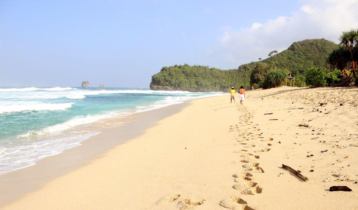 12.&nbsp;Pantai Goa Cina: Pantai dengan Goa Misterius dan Pemandangan Indah