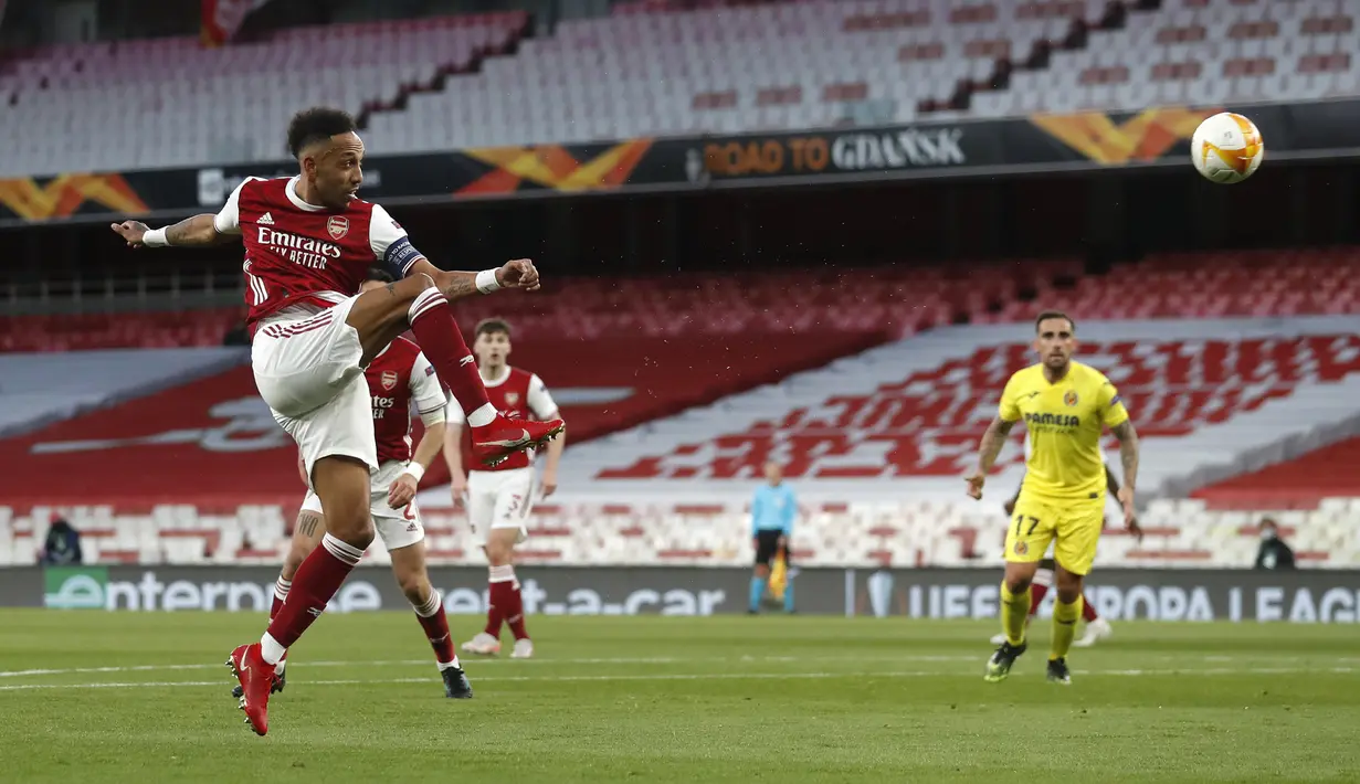 Striker Arsenal, Pierre-Emerick Aubameyang melepaskan tendangan ke gawang Villarreal dalam laga leg kedua semifinal Liga Europa 2020/2021 di Emirates Stadium, London, Kamis (6/5/2021). Arsenal bermain imbang 0-0 dengan Villarreal. (AP/Alastair Grant)