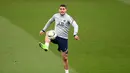 (Dari kiri depan) Pemain PSG Nuno Mendes, Danilo Pereira dan Julian Draxler berlari selama sesi latihan di Camp des Loges Paris Saint-Germain, di Saint-Germain-en-Laye, Paris pada 10 Februari 2022. PSG akan menjamu Rennes pada lanjutan Ligue 1, Sabtu 12 Februari 2022 dini hari WIB. (FRANCK FIFE/AFP)