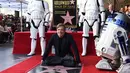 Pemeran Luke Skywalker dalam film "Star Wars", Mark Hamill berpose saat mendapat Hollywood Walk of Fame di Los Angeles (8/3). Mark Hamill adalah orang ke 2.630 yang mendapatkan bintangnya di Hollywood Boulevard. (Jordan Strauss / Invision / AP)