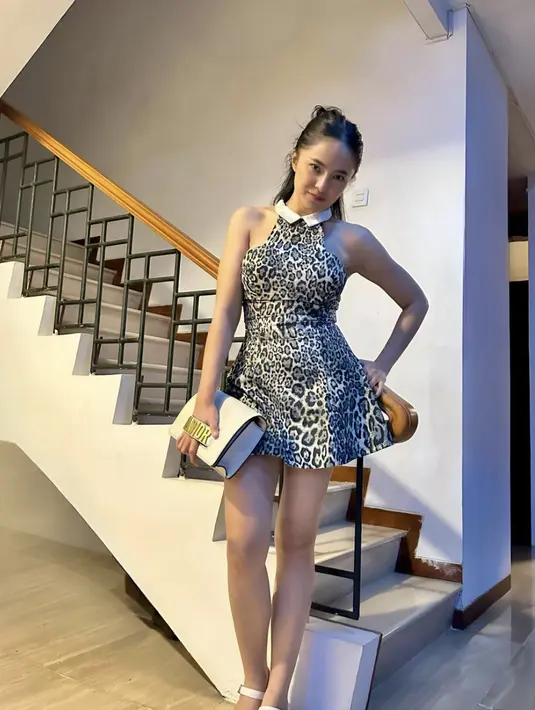Marshanda juga terlihat begitu statement dengan dress leopard yang dikenakannya.  [Foto: Instagram/ Marshanda]