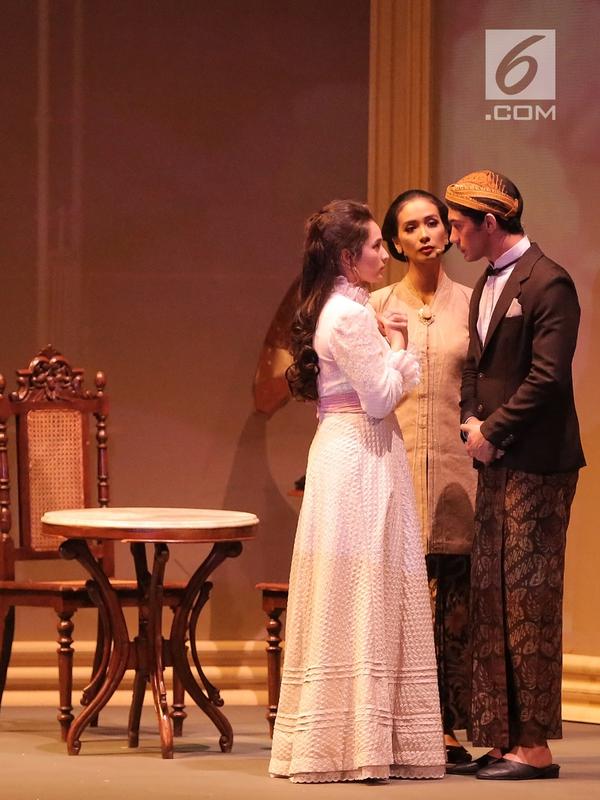 Reza Rahadian, Chelsea Islan dan Marsha Timothy dalam pertunjukkan Bunga Penutup Abad di Taman Ismail Marzuki, Jakarta (17/11). Wajah baru Nyai Ontosoroh yang diperankan Marsha Timothy terlihat dalam pertunjukan tahun ini. (Fimela.com/Bambang E.Ros)