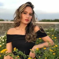 Gaya cewek berwajah indo ini memang nggak ada matinya.