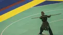 Pesilat Laos, Vilaysack Tounee, beraksi dengan tongkat pada Invitation Tournament cabang pencak silat di Padepokan Pencak Silat, Jakarta, Rabu (14/2/2018). Event ini merupakan persiapan Asian Games 2018. (Bola.com/Vitalis Yogi Trisna)