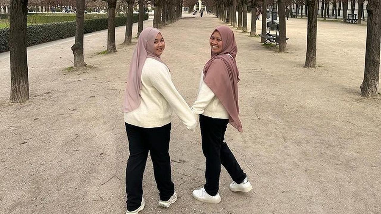 Potret kompak Lala dan Sus Rini. Keduanya mengenakan outfit yang sama. Hal itu menjadi perhatian netizen.<br>