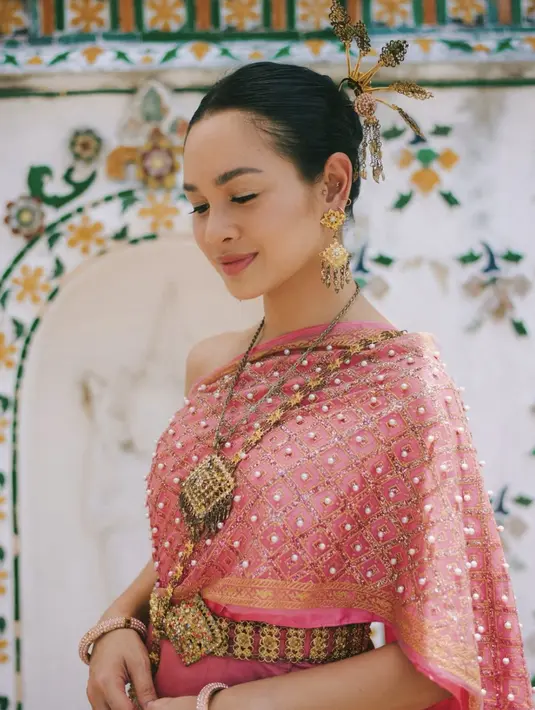 Secara keseluruhan Andien hadirkan gaya tradisional yang totalitas.  [Foto: Instagram/ andien]