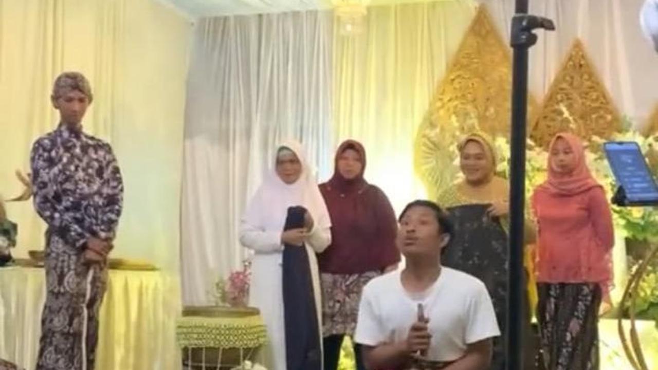 Mengetahui parangnya terlepas dari tangkainya dan kelapanya lompat, calon ayah ini juga tampak bingung.