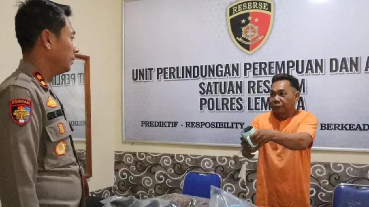 Pelaku penyiraman air keras dihadirkan saat konferensi pers di Polres Lembata (Liputan6.com/Ola Keda)