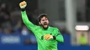 Alisson Becker merupakan salah satu kiper dengan jumlah clean sheet terbanyak di Liga Inggris, yaitu 18 kali dalam 30 laga. Ia merupakan salah satu kunci penting Liverpool sebagai penantang gelar Liga Inggris musim ini. (AFP/Paul Ellis)