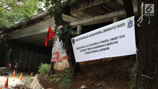 Spanduk pemberitahuan underpass Sudirman yang ditutup bagi kendaraan bermotor di Jalan Kendal, Jakarta, Selasa (5/2). Penutupan juga untuk menunjang pengoperasian MRT Jakarta yang mulai beroperasi akhir Maret 2019. (Liputan6.com/Immanuel Antonius)