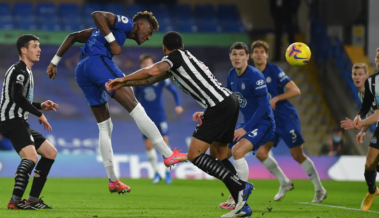 Striker Chelsea, Tammy Abraham (kedua dari kiri) melepaskan sundulan ke gawang Newcastle United dalam laga lanjutan Liga Inggris 2020/21 pekan ke-24 di Stamford Bridges, London, Senin (15/2/2021). Chelsea menang 2-0 atas Newcastle. (AFP/Mike Hewitt/Pool)