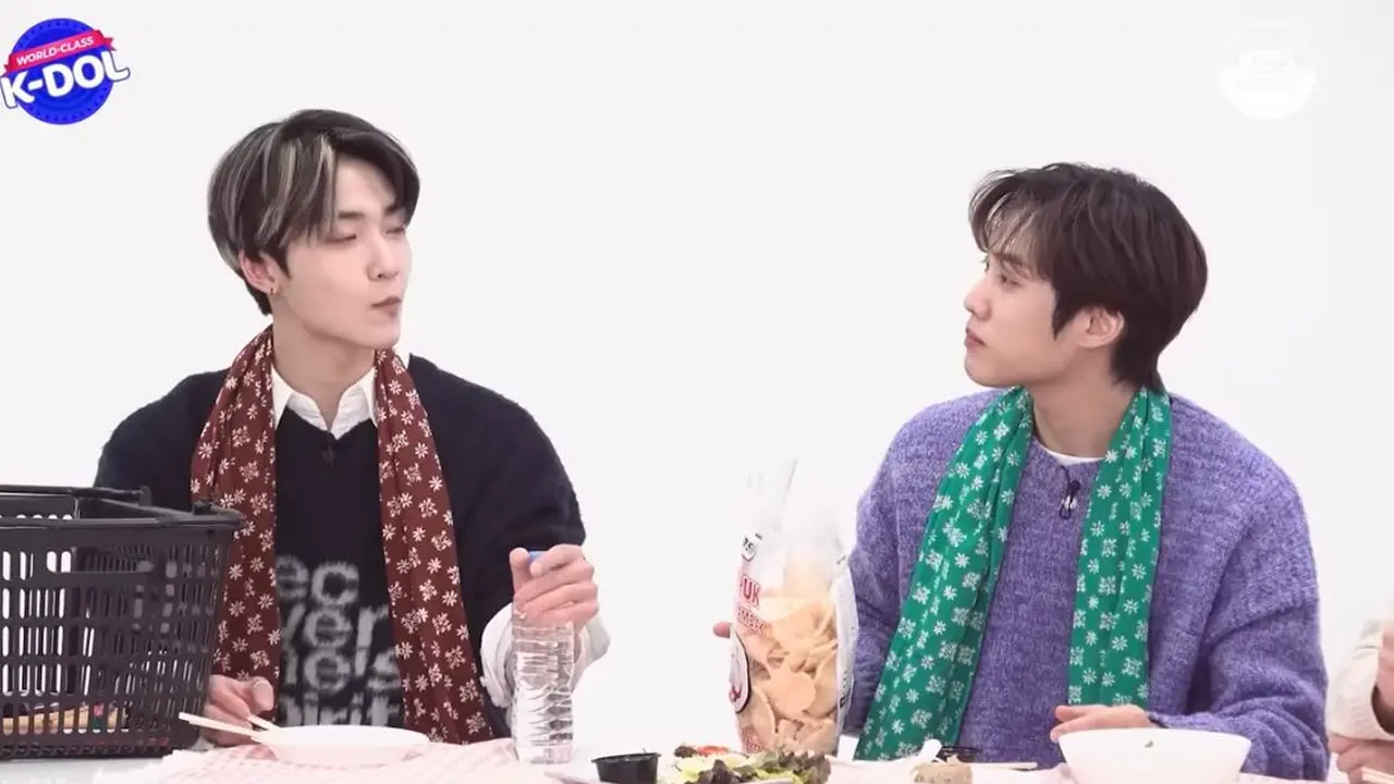 Anggota The Boyz menyanyi lagu Indonesia hingga coba sambal hijau