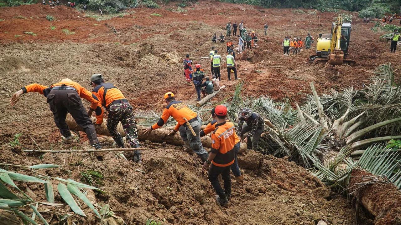 FOTO: Operasi SAR Dikebut, Pencarian 21 Warga Hilang Tanah Longsor di Majenang Terus Berlangsung