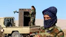 Pejuang wanita Iran-Kurdi bersiaga saat pertempuran melawan kelompok radikal ISIS di Bashiqa, dekat Mosul, Irak, Kamis (3/11). Mereka dibagi menjadi beberapa kelompok, yang punya keahlian menguasai berbagai jenis senjata. (Reuters/Ahmed Jadallah)