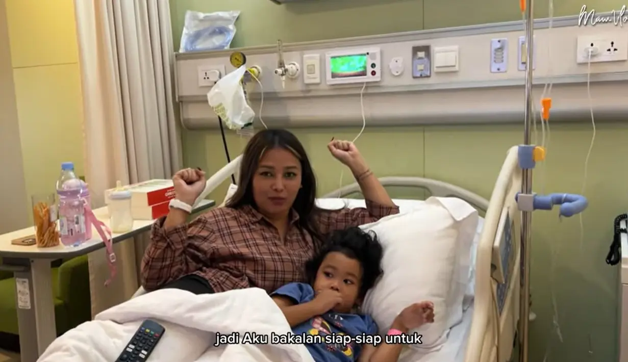 “Tapi Allah memang benar-benar baik 30 menit kemudian rumah sakit memberitahu kamar sudah ready ya Allah aku benar-benar happy banget berulang-ulang rasa syukur ku kepada Allah tidak ada hentinya,” kata Mutia.  [Youtube/Mutia Ayu]