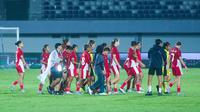 Pemain Timnas Indonesia Putri tertunduk lesu setelah ditaklukkan Chinese Taipei Putri dalam partai terakhir Grup D Kualifikasi Piala Asia Putri 2026 di Indomilk Arena, Tangerang, pada Sabtu (5/7/2025). (Bola.com/M Iqbal Ichsan)