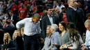 President Amerika Serikat Barack Obama melepas jas saat menyaksikan pembukaan NBA antara  Cleveland Cavaliers melawan Chicago Bulls di Chicago, Selasa(27/10/2015). (REUTERS / Jonathan Ernst)