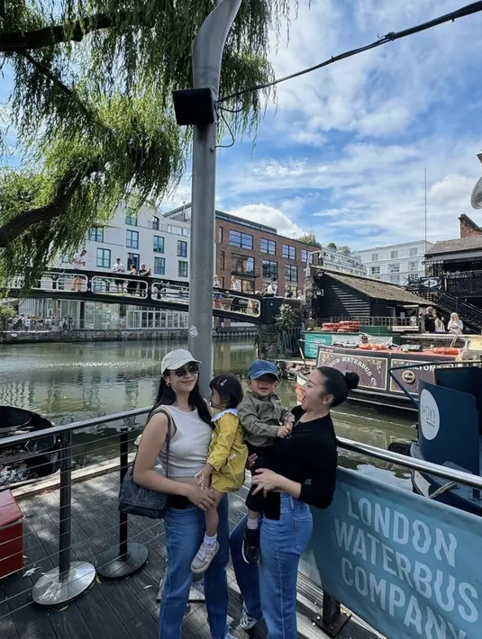 Nikita Willy juga tampak begitu memukau dengan gaya kasualnya berdenim. Memadukan blouse hitam dan denim serta sneakersm gayanya semakin memukau.  [Foto: Instagram/ Nikita Willy]