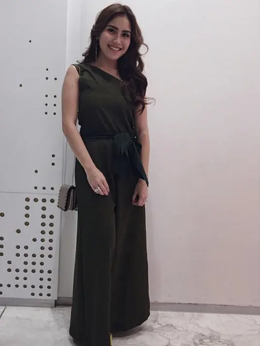 Ketiganya juga menceritakan kehebohannya kalau sudah bertemu dan berkumpul bareng di belakang panggung. Tak memungkiri jika banyolan yang saling sindir hadir di tengah mereka. Dan itu menjadi salah satu bibit keakraban mereka. (Instagram/ayutingting_92)